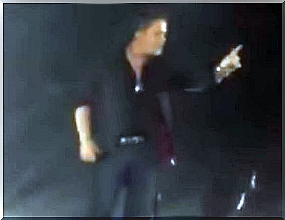 Alejandro Sanz recriminating the violent attitude of a man towards a woman in the public