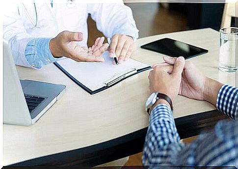 Doctor with patient informing him of the antidepressant diet