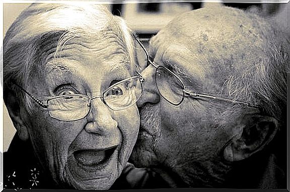 happy looking aging couple symbolizing the regulation of emotions in old age