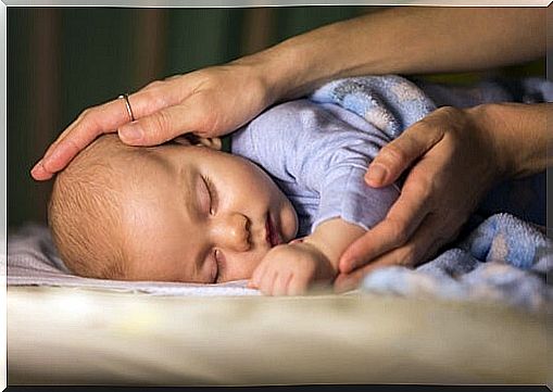 hand stroking baby representing kinesthetic communication