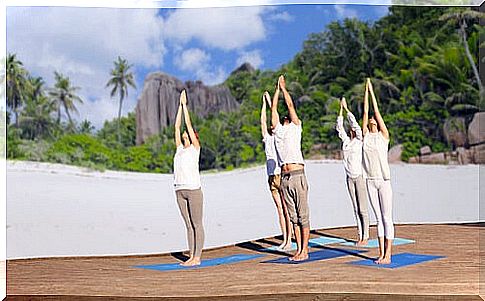 Urdhva hastasana