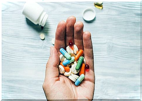 Hand with many pills to represent the placebo effect